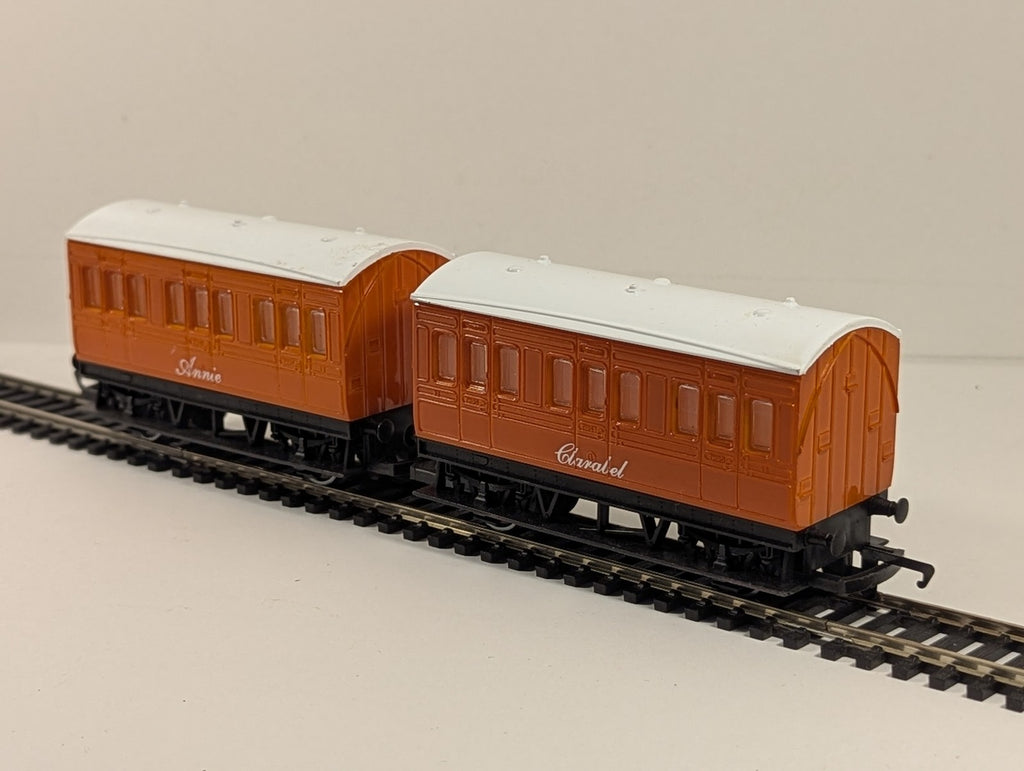 Hornby OO Gauge Thomas & Friends Annie and Clarabel Passenger Coaches Orange