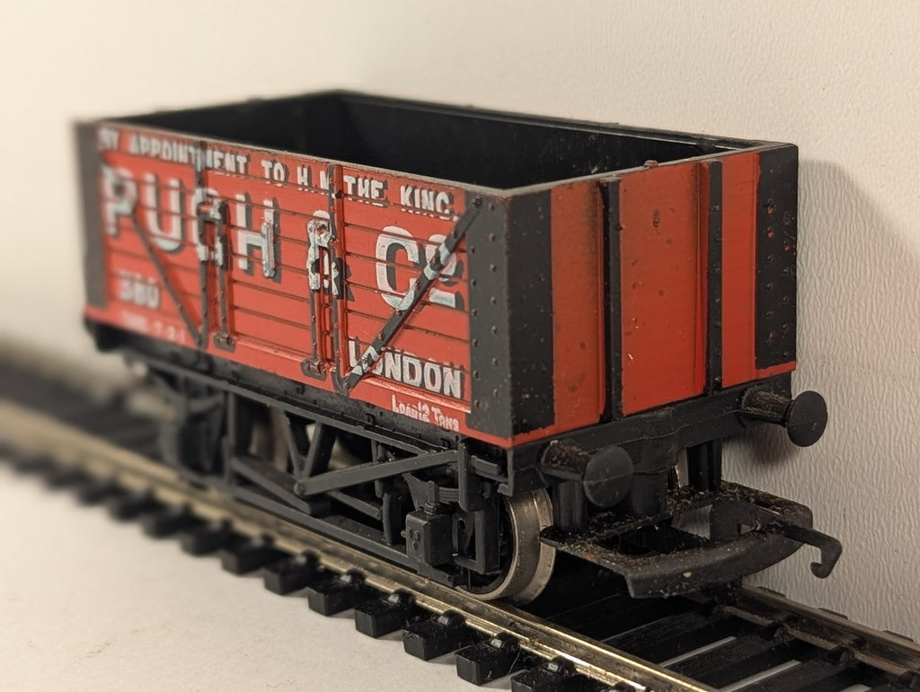 Hornby Railways OO Gauge Pugh & Co 7-Plank Open Wagon 380 Pugh & Co Red R010