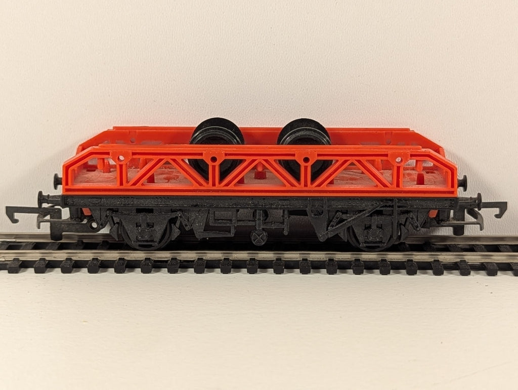 Hornby R224 OO Gauge Flat Wagon with Detachable Wheel Load