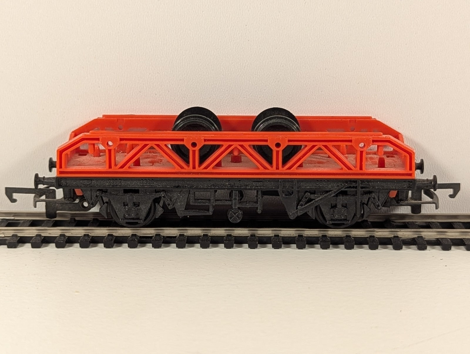 Hornby R224 OO Gauge Flat Wagon with Detachable Wheel Load