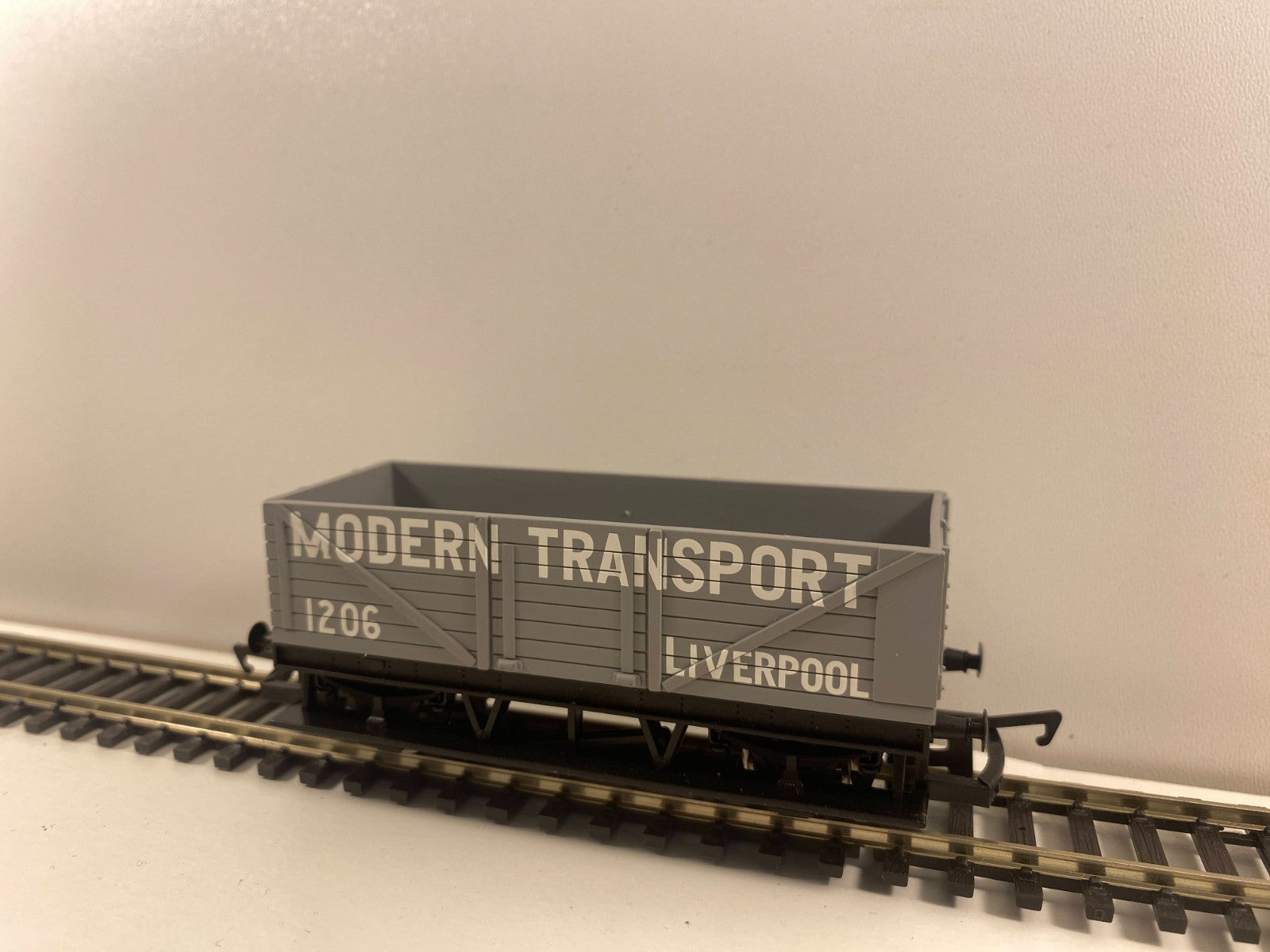 Hornby R1115 Long Wheelbase Wagon “Modern Transport” – OO Gauge