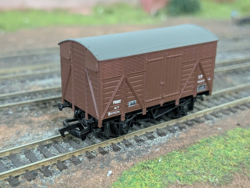 Bachmann 33-200 OO Gauge 12 Ton Fruit Van B875274 in BR Brown Livery - boxed