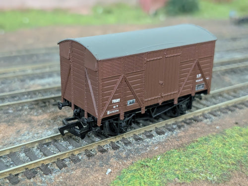 Bachmann 33-200 OO Gauge 12 Ton Fruit Van B875274 in BR Brown Livery - boxed