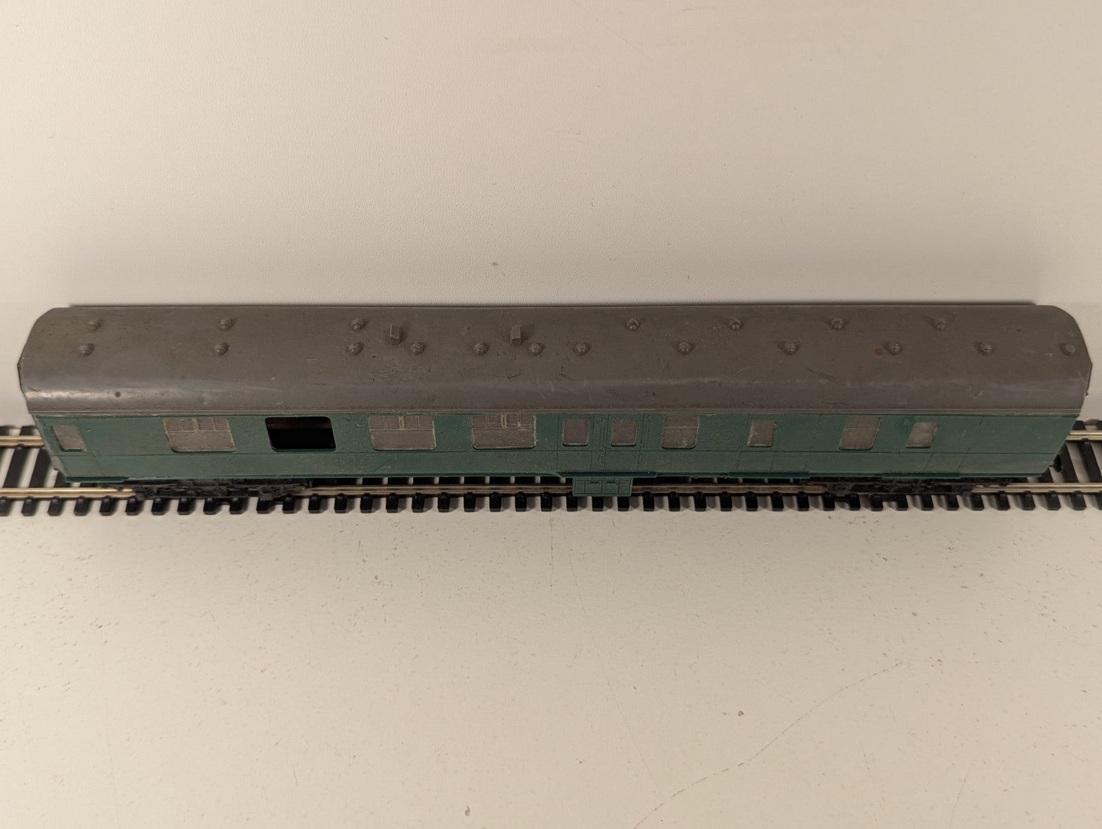 Kitmaster BR Mk1 Coach Green OO Gauge - Missing Couplings, Window & Buffer Beam