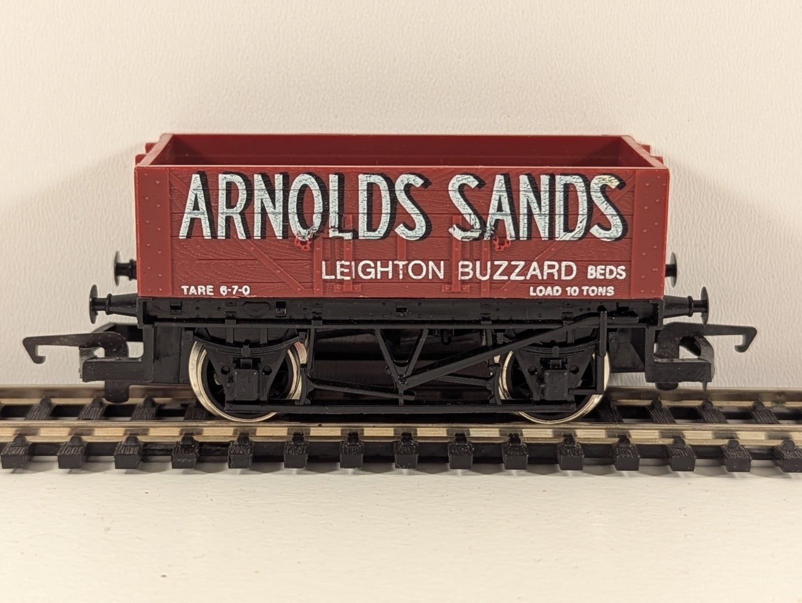 Hornby R097 4-Plank Open Wagon ‘Arnolds Sands’ Livery