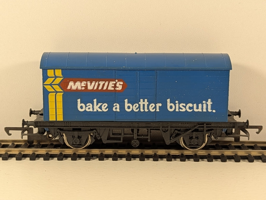 Hornby OO Gauge McVitie’s Biscuits Closed Van