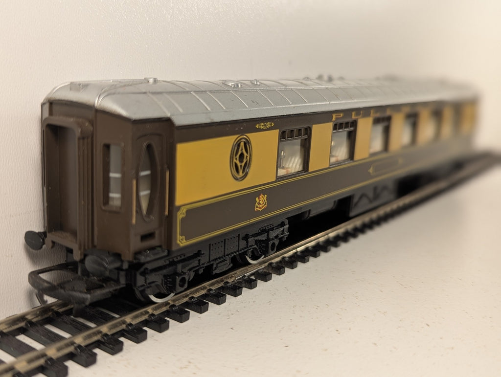 Hornby OO Gauge Pullman Parlour Car Passenger Coach Pullman Umber and Cream