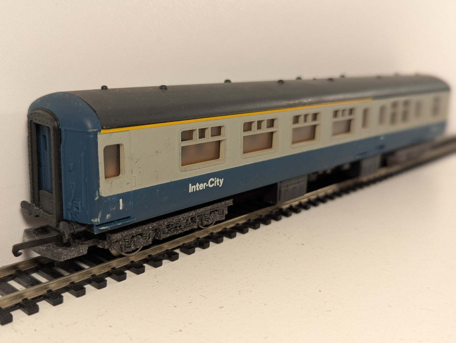 Lima L305303 OO Gauge Mk2B Brake Corridor 1st Coach Blue & Grey