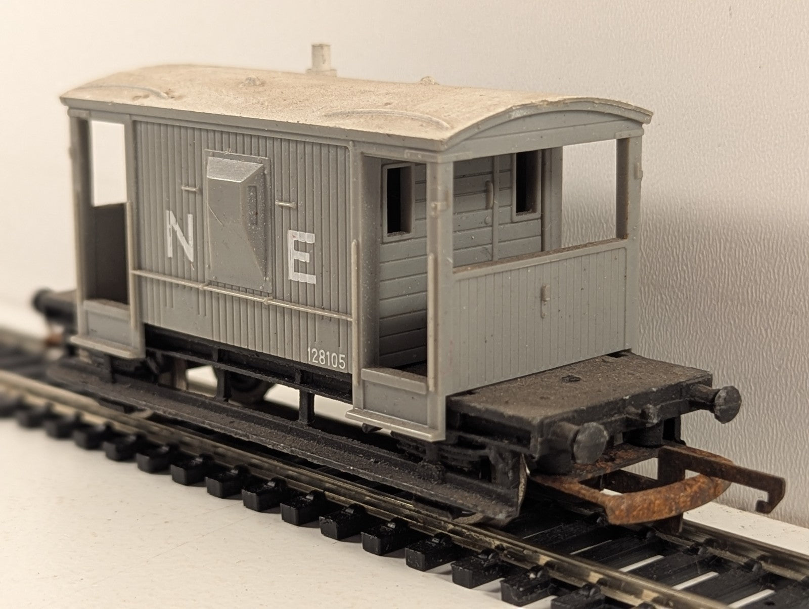 Wrenn OO Gauge NE 20 Ton Brake Van 128105 NE Grey W5005