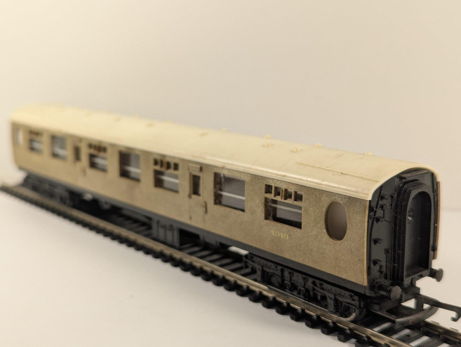Tri-ang Hornby OO Gauge LNER Thompson Teak Coach