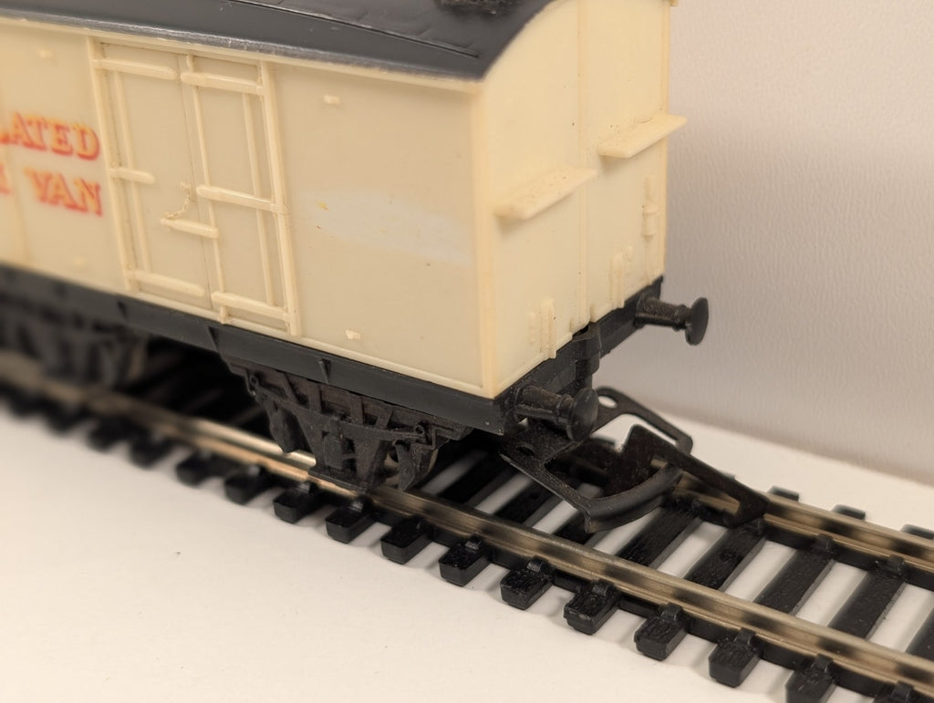 Hornby OO Gauge LMS 6-Wheel Insulated Milk Van