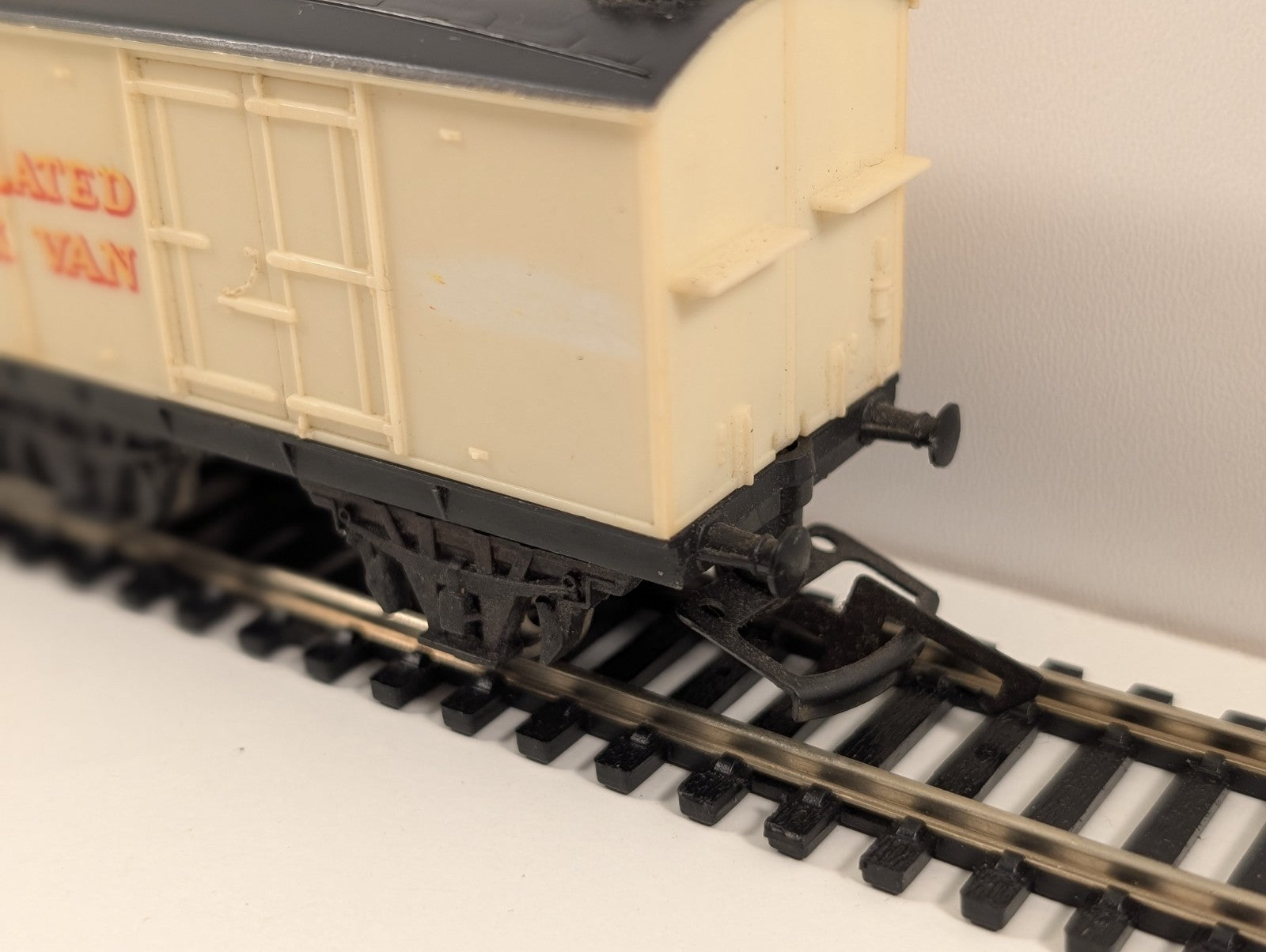 Hornby OO Gauge LMS 6-Wheel Insulated Milk Van