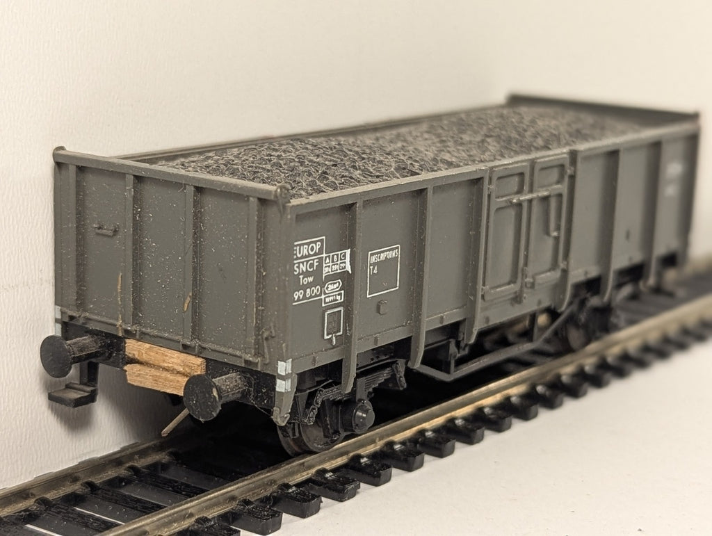 Fleischmann HO Gauge SNCF Tow Open Wagon with Coal Load Tow 699 800 SNCF Grey