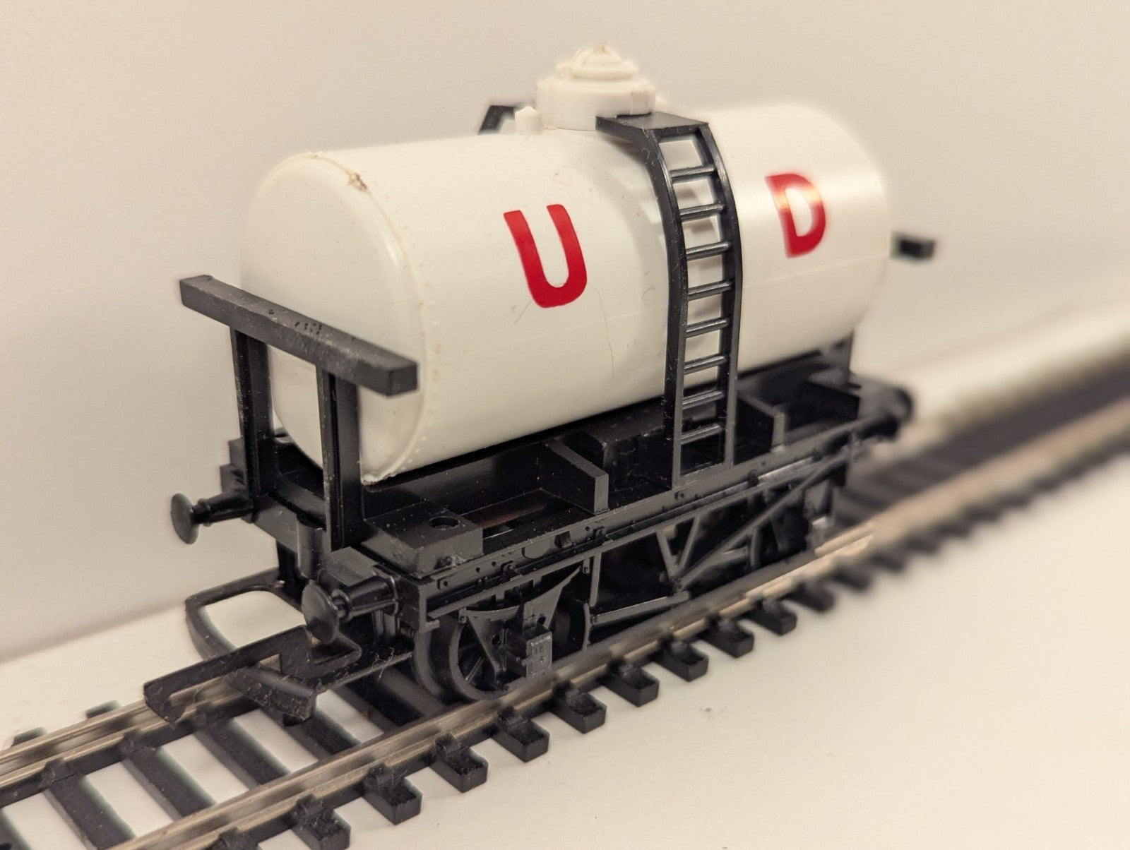 Tri-ang / Hornby R15 OO Gauge United Dairies Milk Tank Wagon