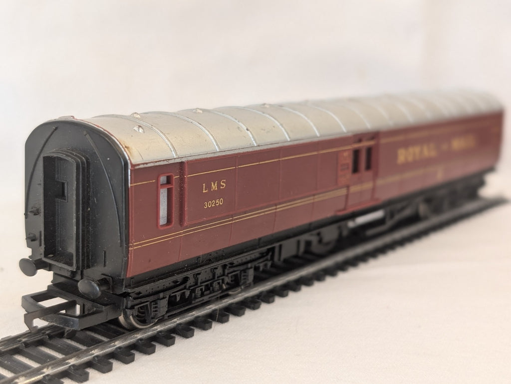 Hornby Operating Royal Mail Coach 30250 LMS – Some Damage