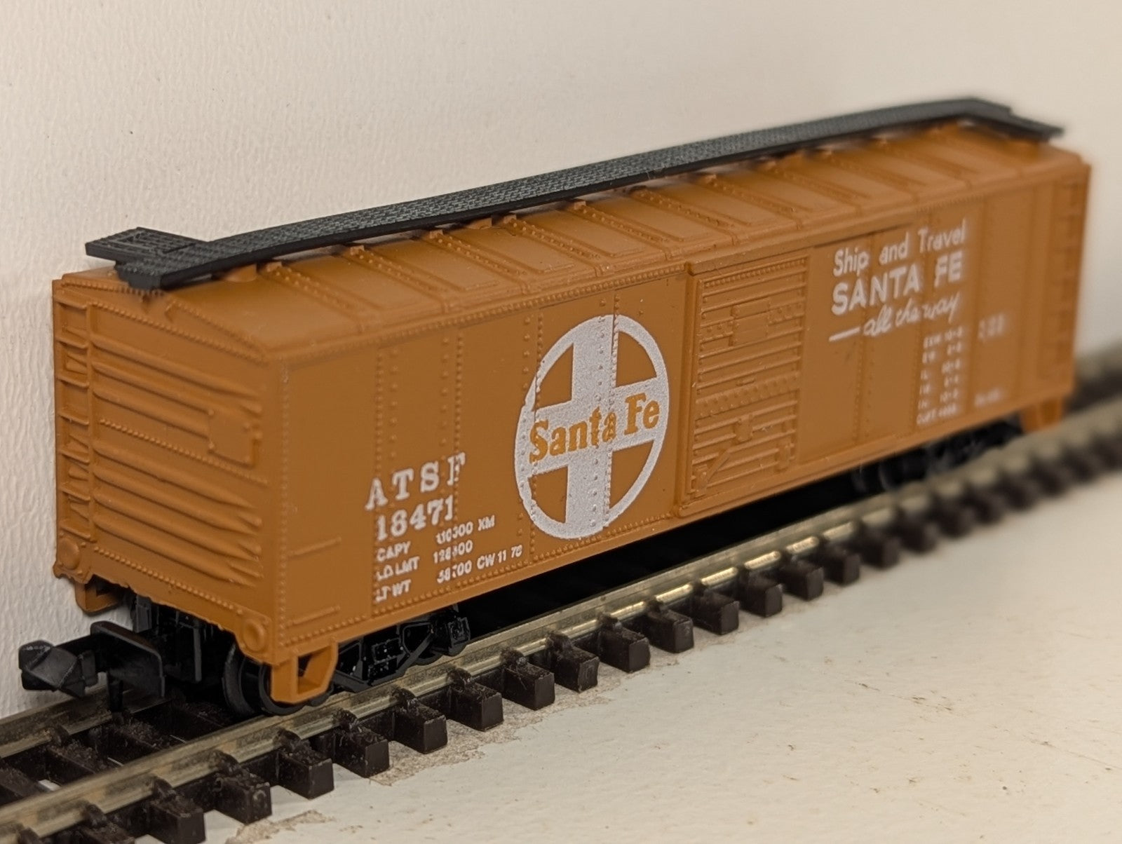 Model Power 3438 N Gauge Santa Fe ATSF Yellow Box Car - Boxed