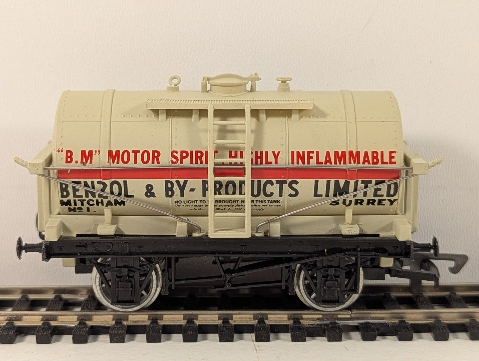 Dapol OO Gauge White Benzol & By-Products Limited 12 Ton Tank Wagon