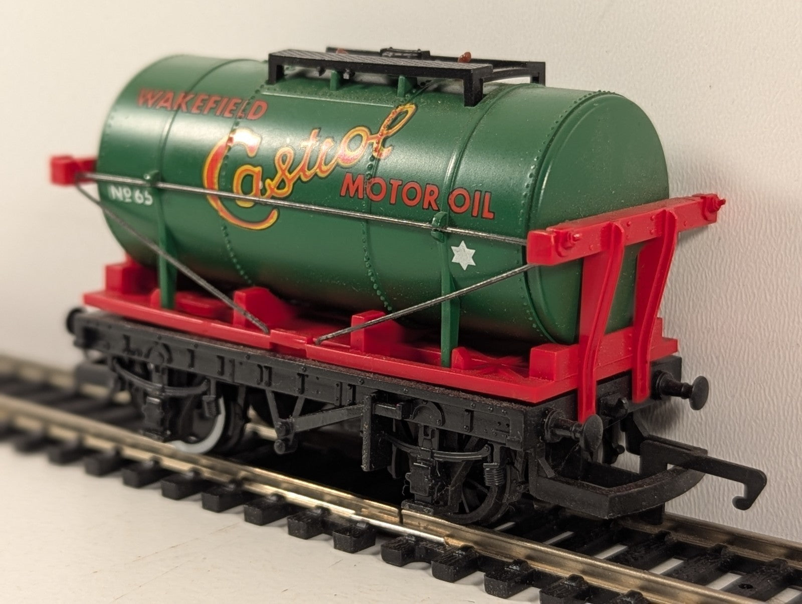 Hornby R127 OO Gauge Green Wakefield Castrol Motor Oil Tank Wagon