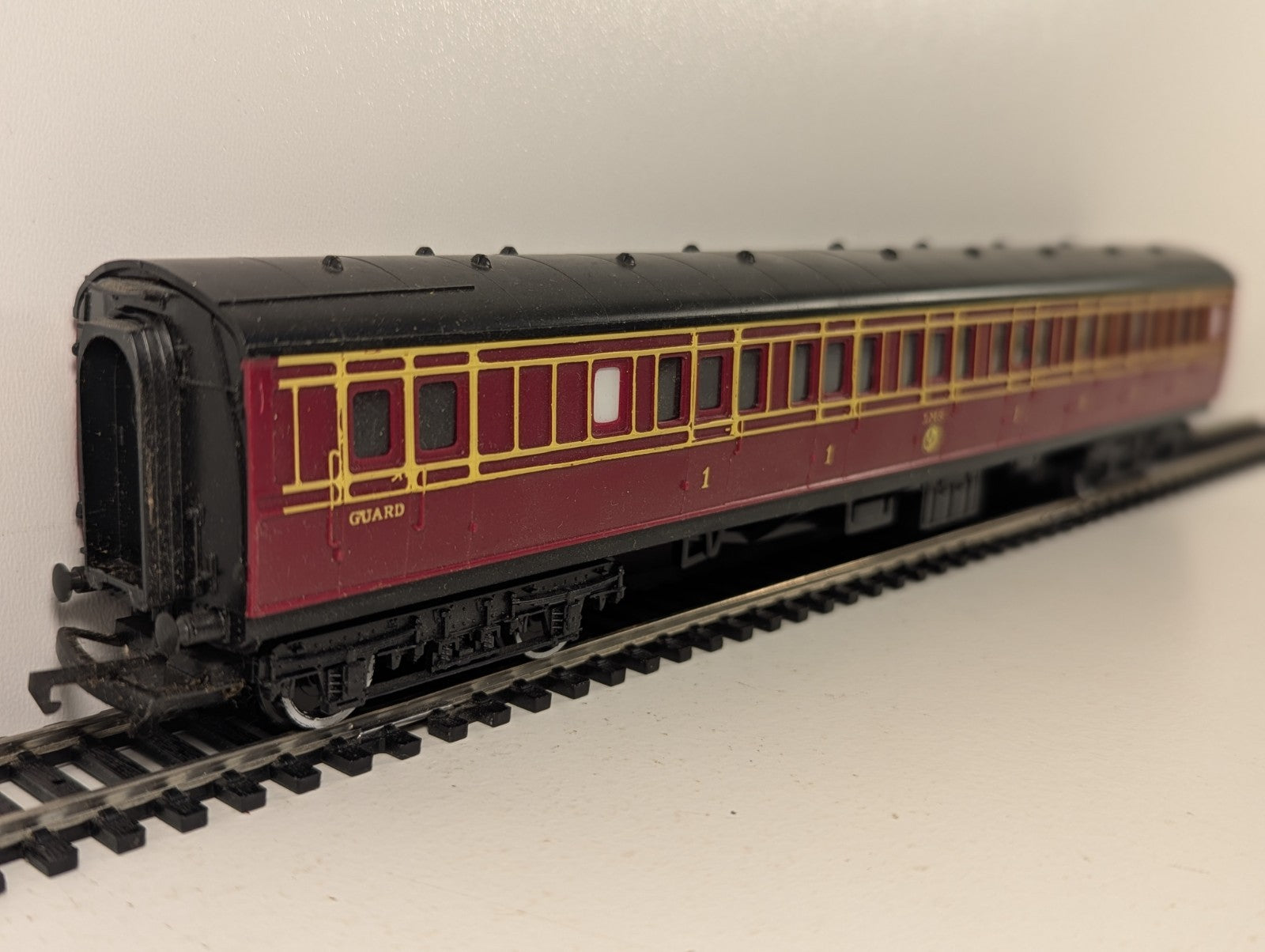 Hornby R748 OO Gauge LMS Caledonian Brake Coach Maroon