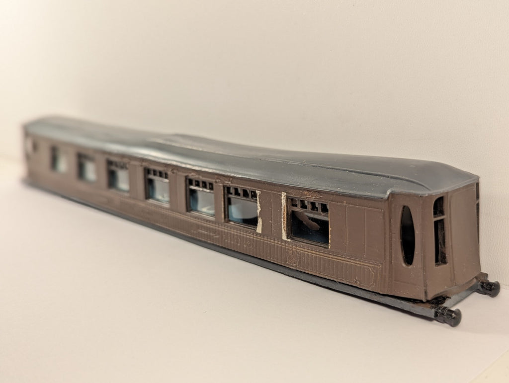 Graham Farish OO Gauge Golden Arrow Pullman Coach Shell - Boxed