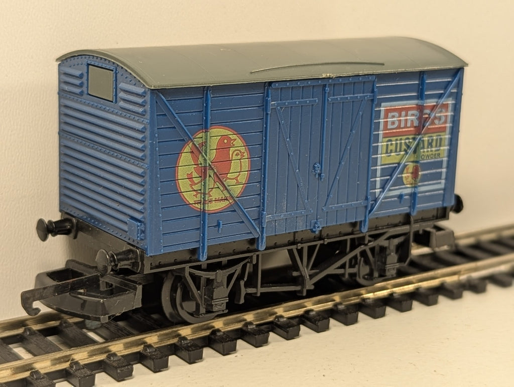 Lima OO Gauge 20 Ton Corrugated End Van