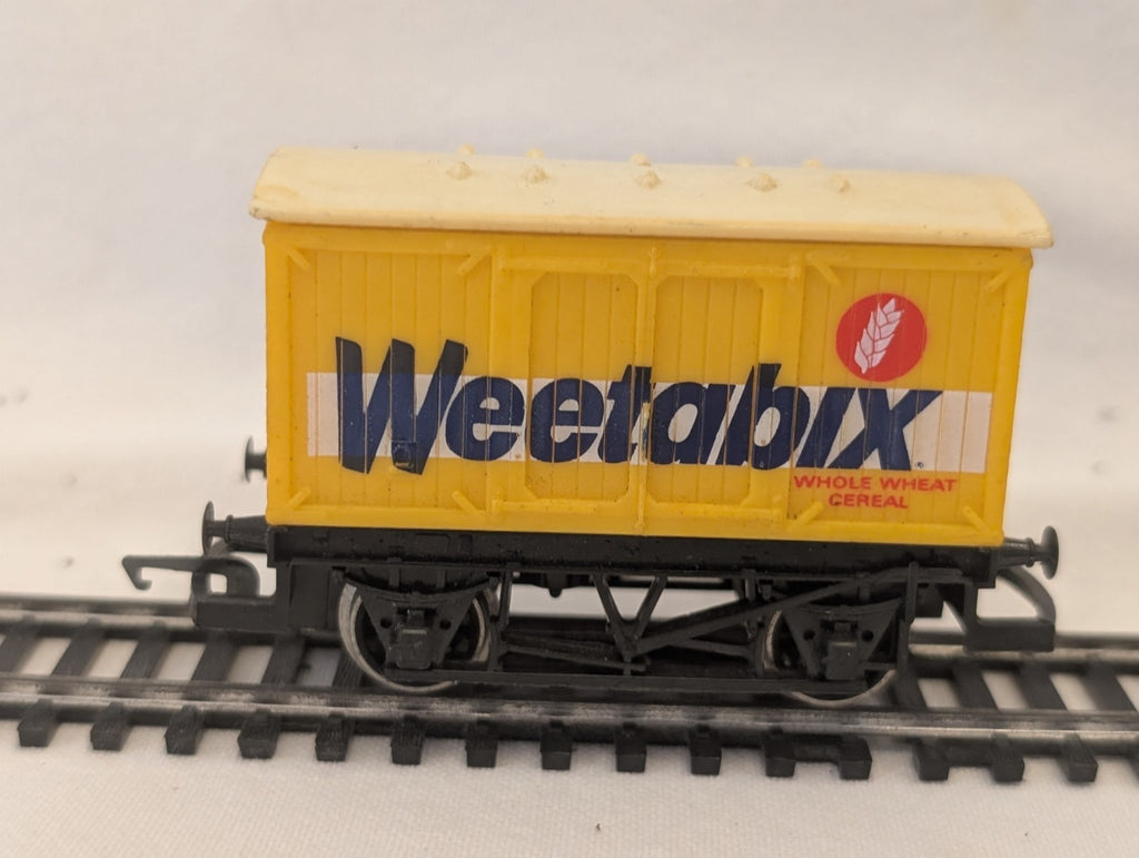 Hornby R728 OO Gauge “Weetabix” Closed Wagon