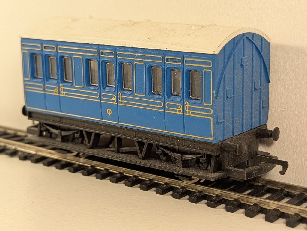 Hornby OO Gauge 4-Wheel Passenger Coach – Caledonian Railways Blue