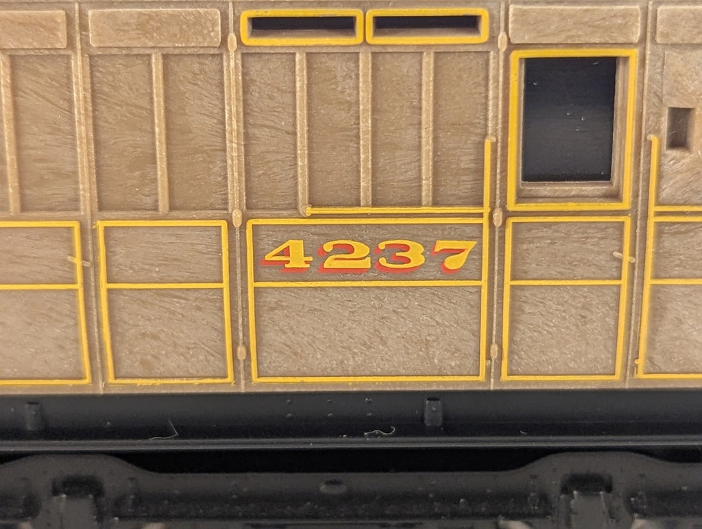 Hornby OO Gauge LNER Teak Composite Coach Passenger Coach 4237 R477