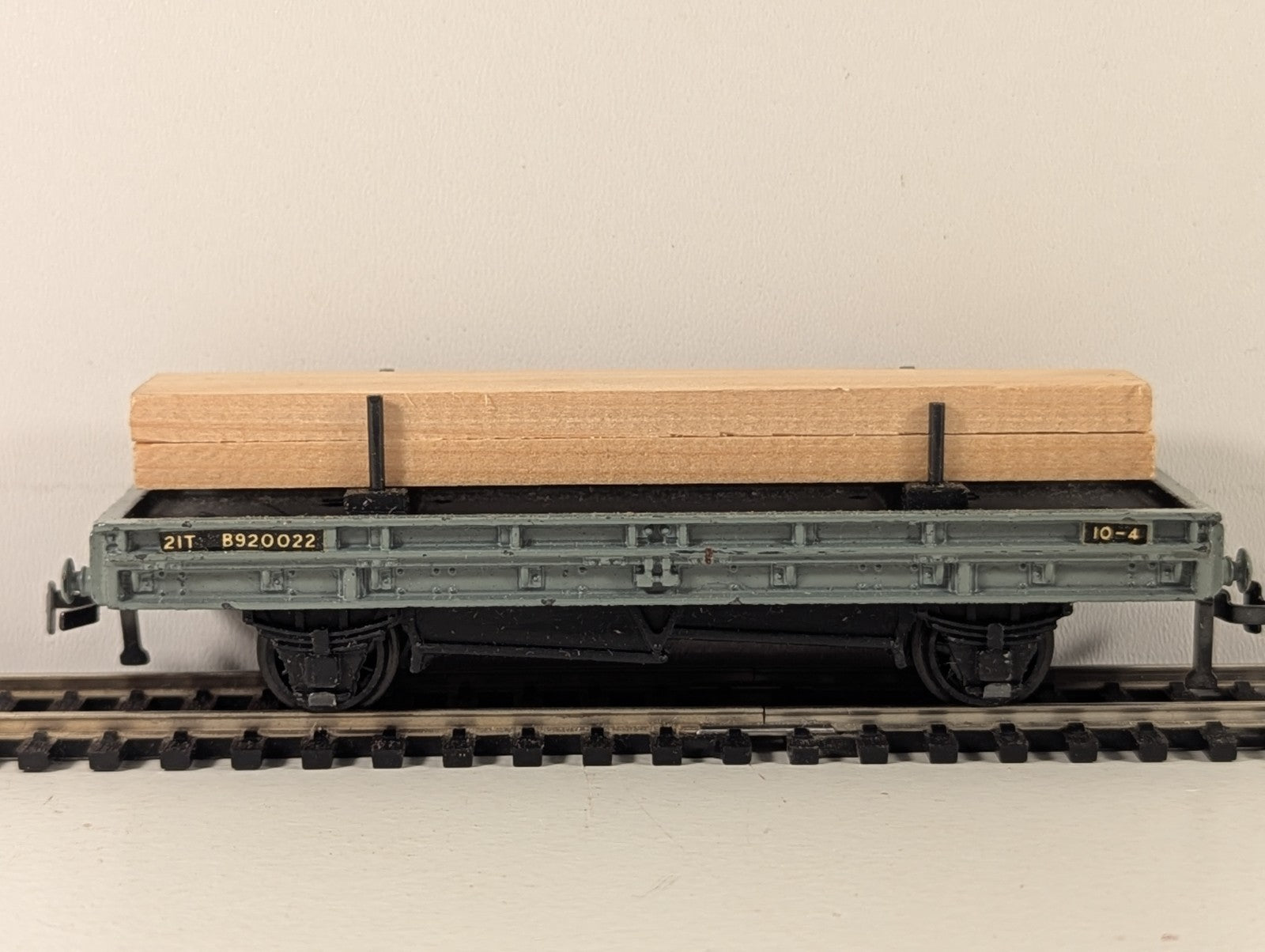 Hornby Dublo 4615 OO Gauge BR Double Bolster Wagon with Timber Load - Wrong Box