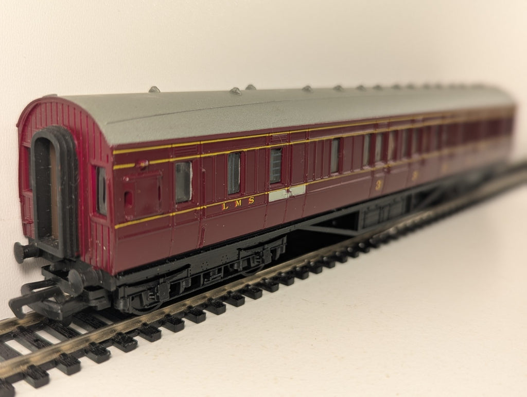Mainline 37110 OO Gauge LMS 57ft Brake Third Coach No. 5327 Maroon