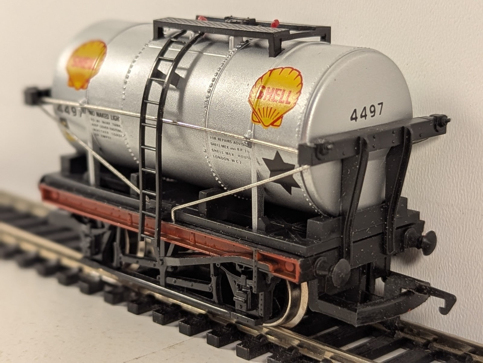 Hornby Railways OO Gauge Shell/BP Tank Wagon 4497 Shell/BP Silver R.245