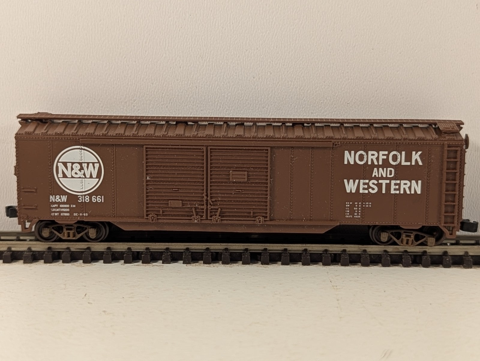 Atlas N Gauge Norfolk & Western Boxcar Brown