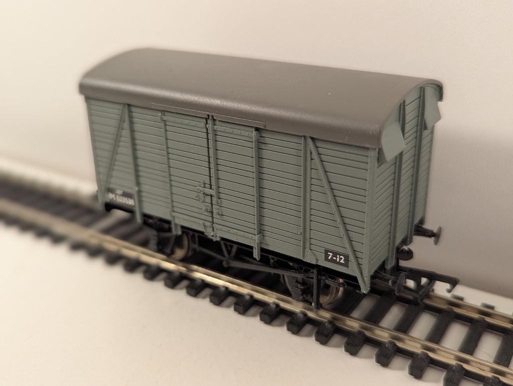 Hornby R1075 OO Gauge SR 12t Double Vent Van M16485
