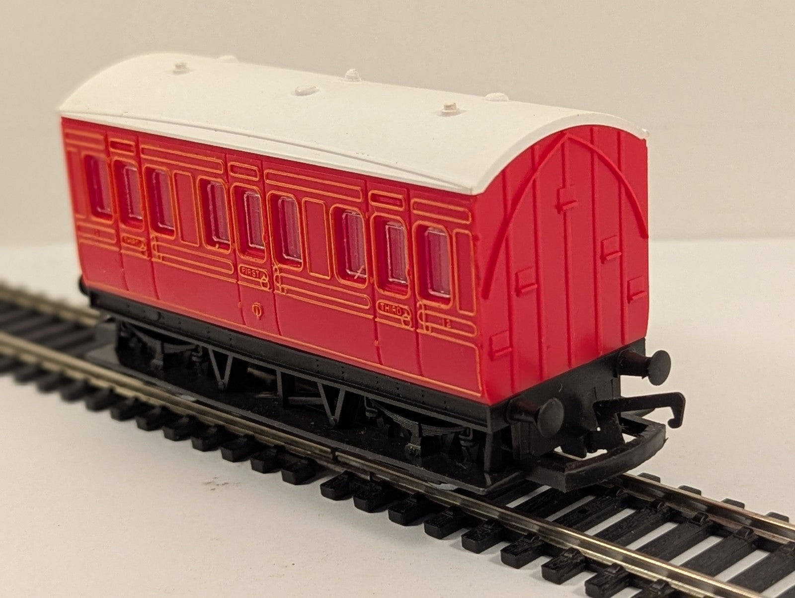 Hornby OO Gauge Compartment Red 4-Wheel Composite Coach Passenger Coach 12