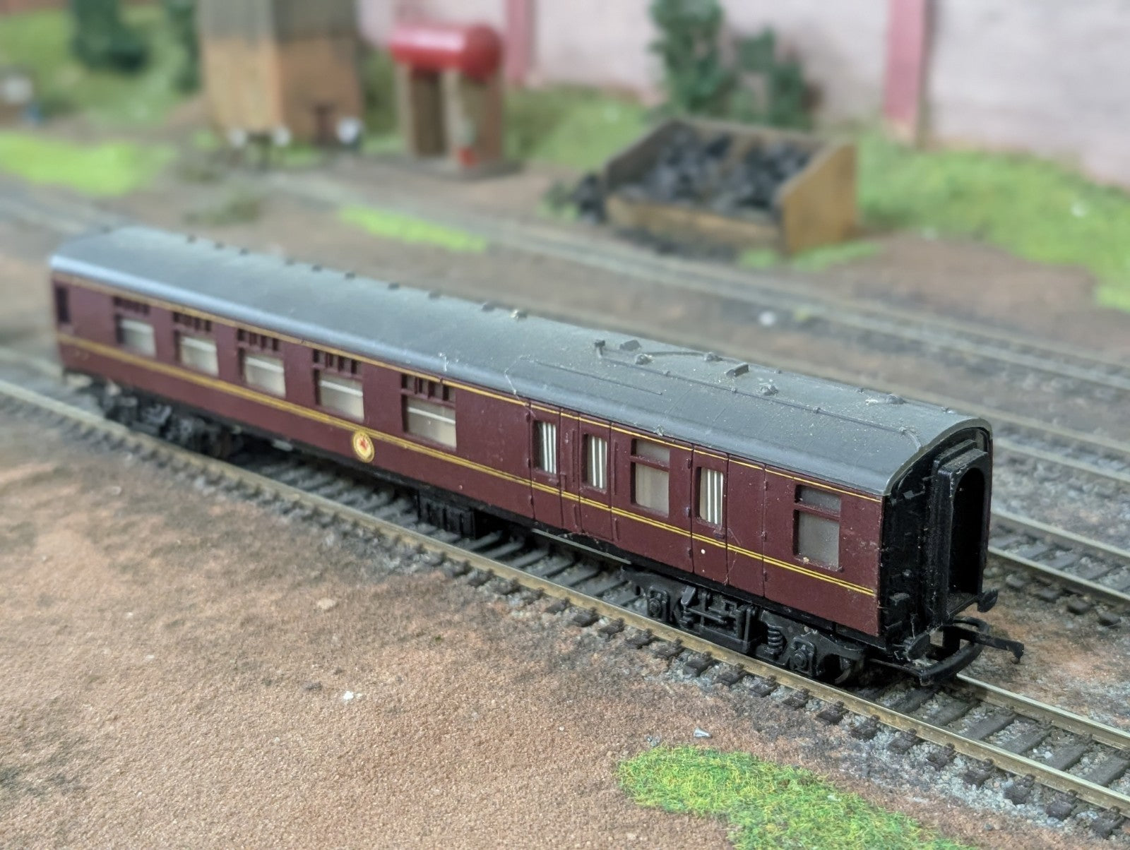 Trix LMS Coach In BR Maroon OO Gauge