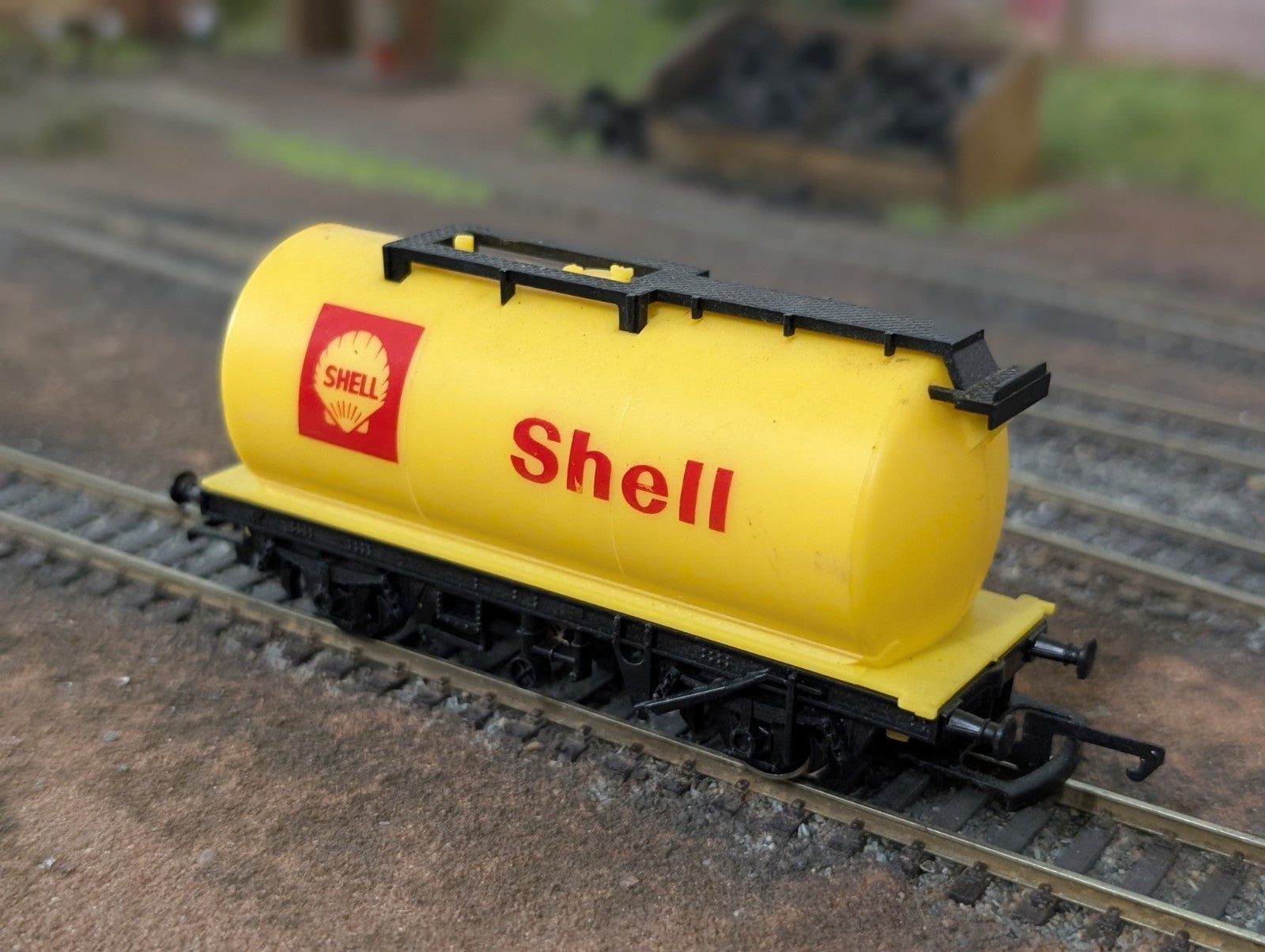 Hornby R227 OO Gauge Shell Tank Wagon