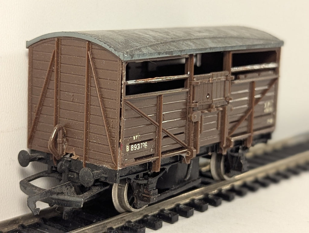 Airfix OO Gauge BR 12T Cattle Wagon B893776 BR Brown 54308