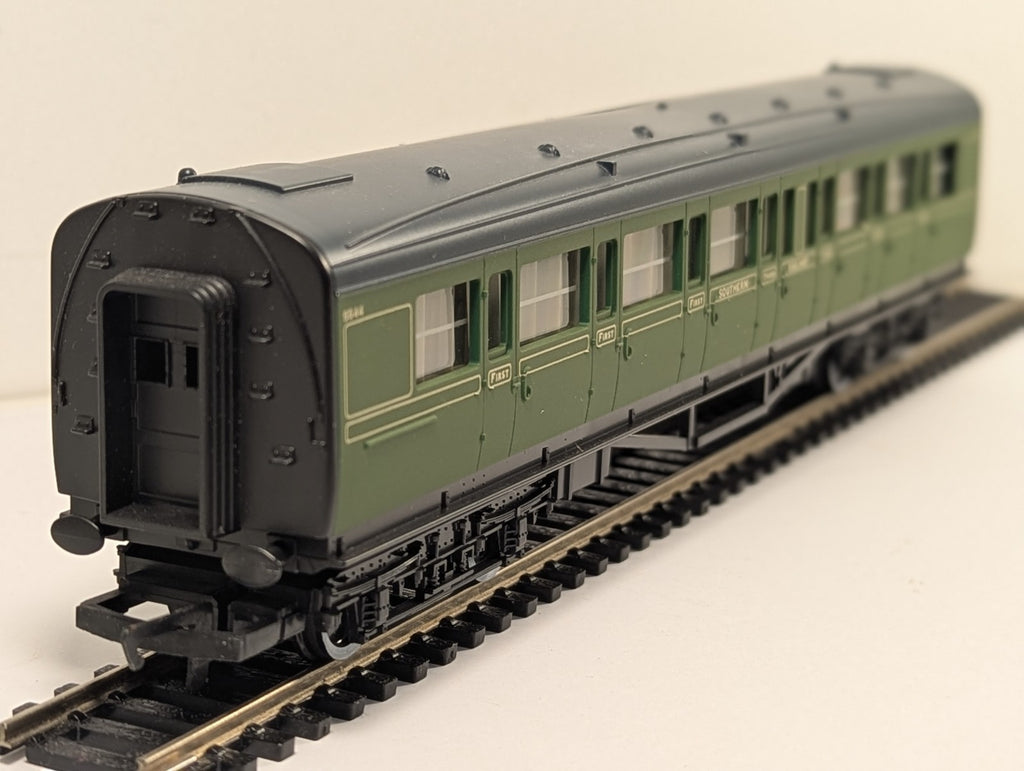 Hornby R162 OO Gauge SR Composite Coach Olive Green 5544