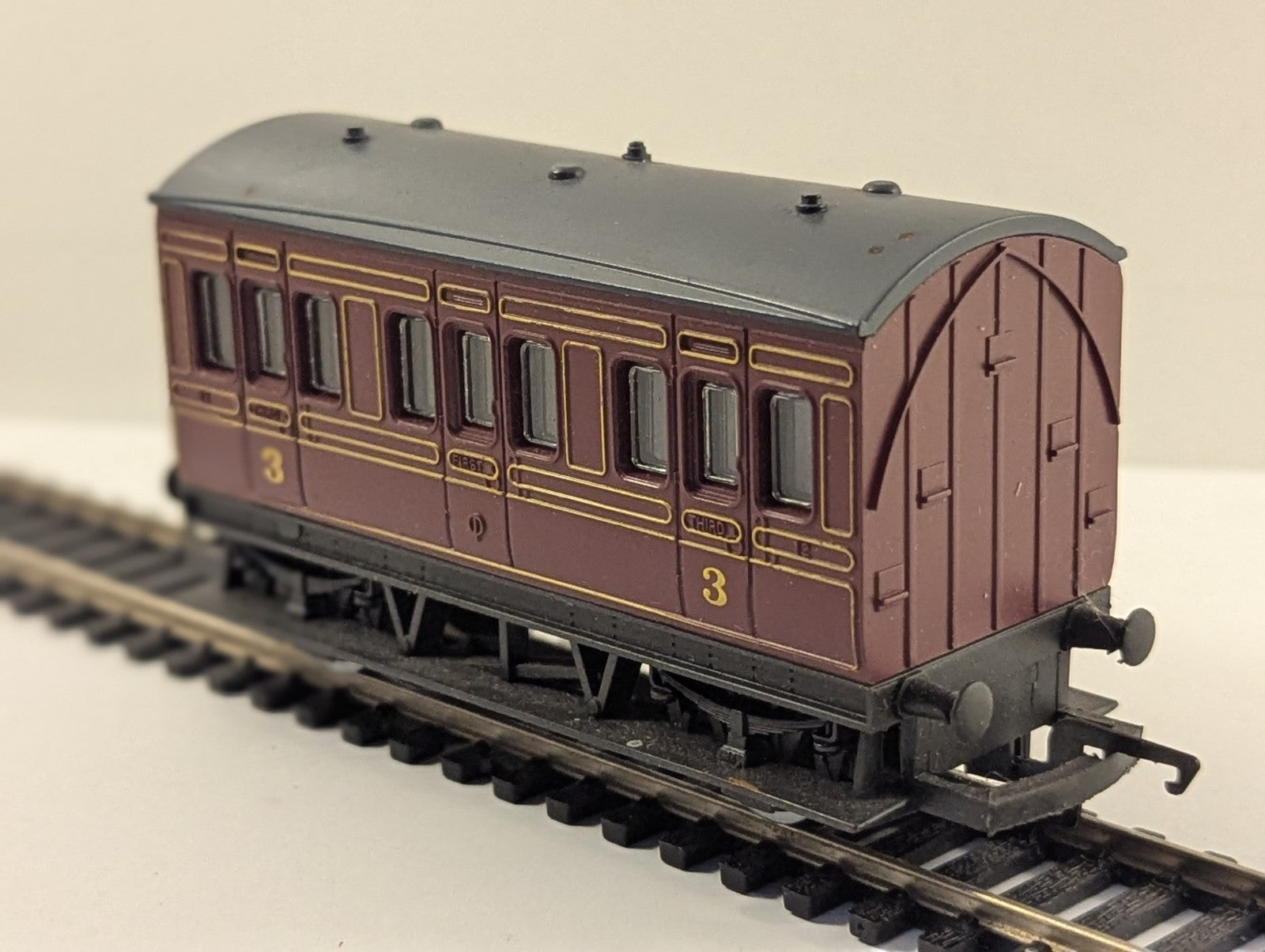 Hornby OO Gauge 4-Wheel Composite Coach Maroon