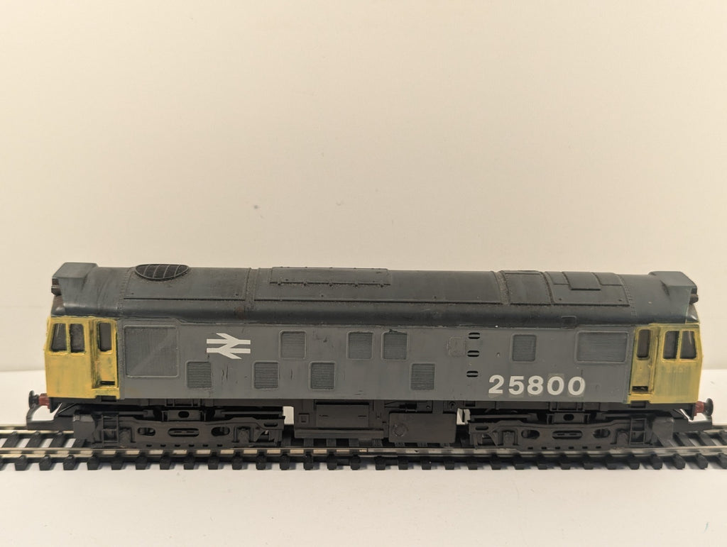 Hornby OO Gauge Class 25 Diesel Locomotive - Repainted in Railfreight Grey
