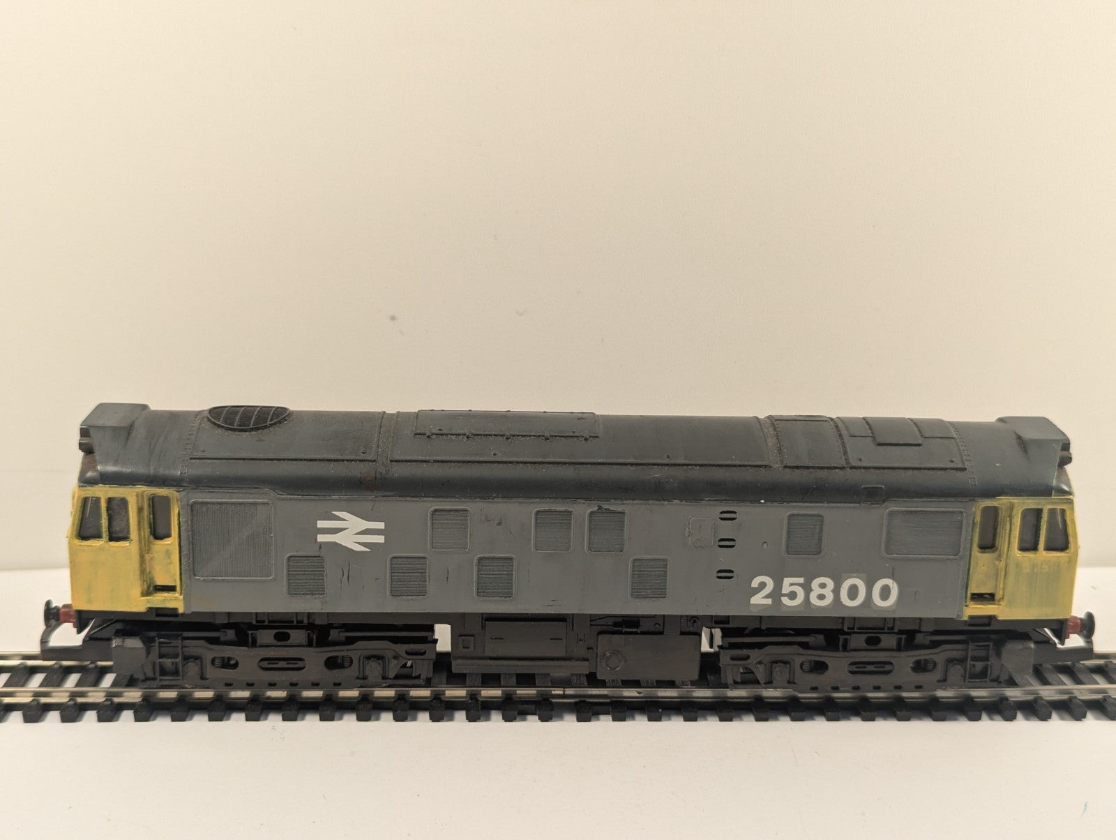 Hornby OO Gauge Class 25 Diesel Locomotive - Repainted in Railfreight Grey
