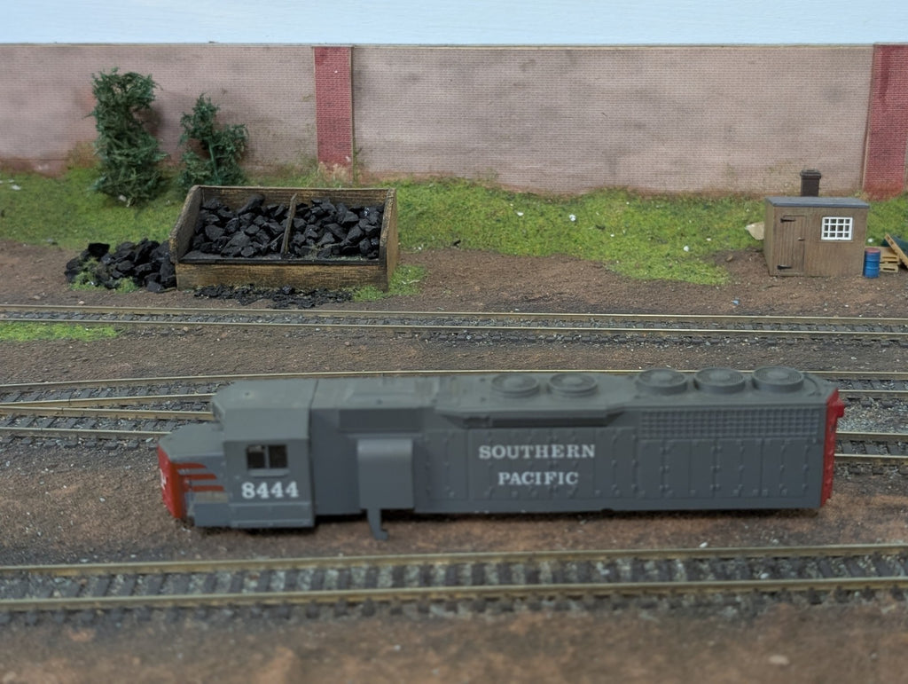 AHM HO Gauge Southern Pacific SD40 Body Shell No. 8444