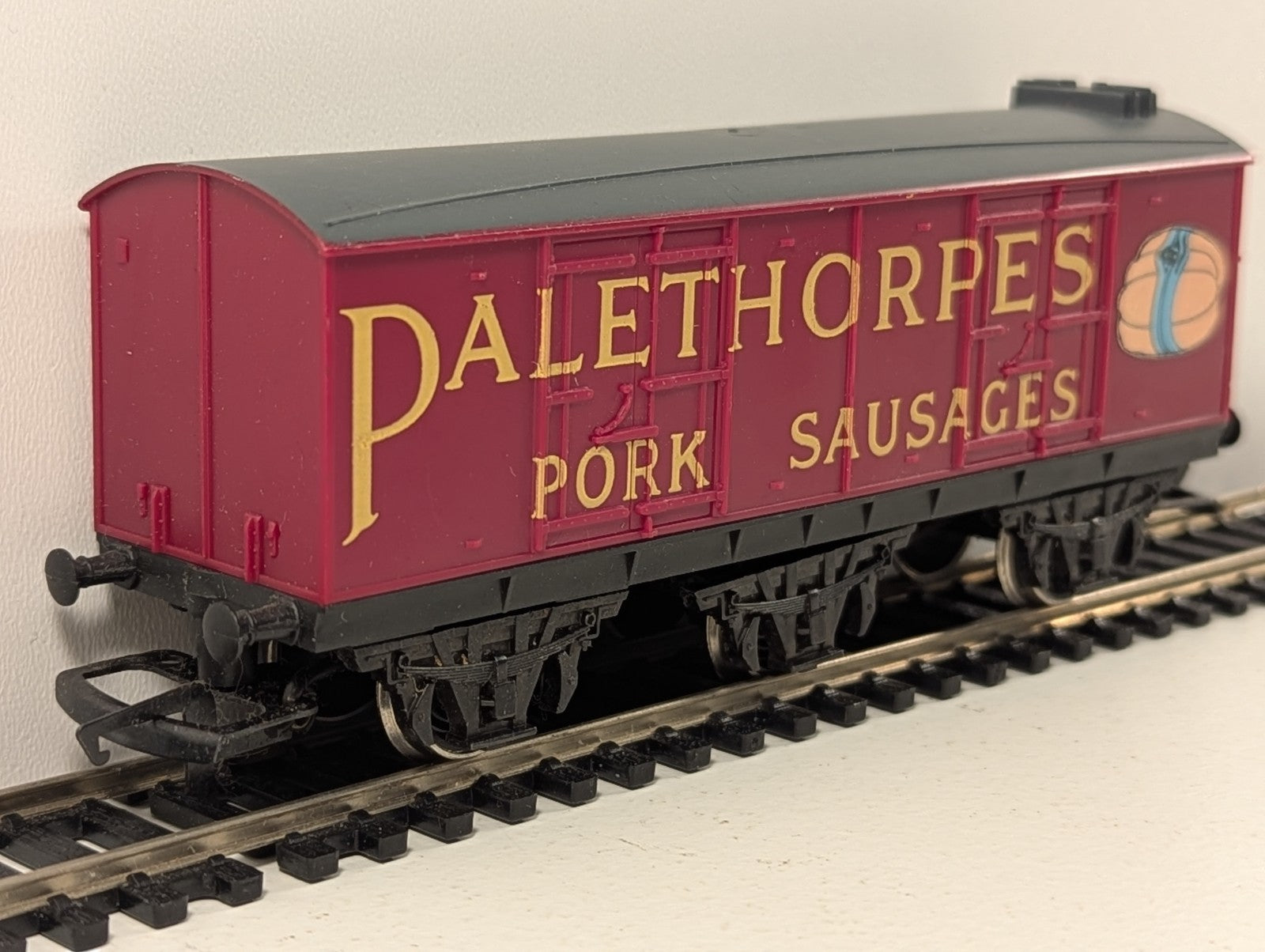Hornby OO Gauge Palethorpes Pork Sausages 6-Wheel Closed Van