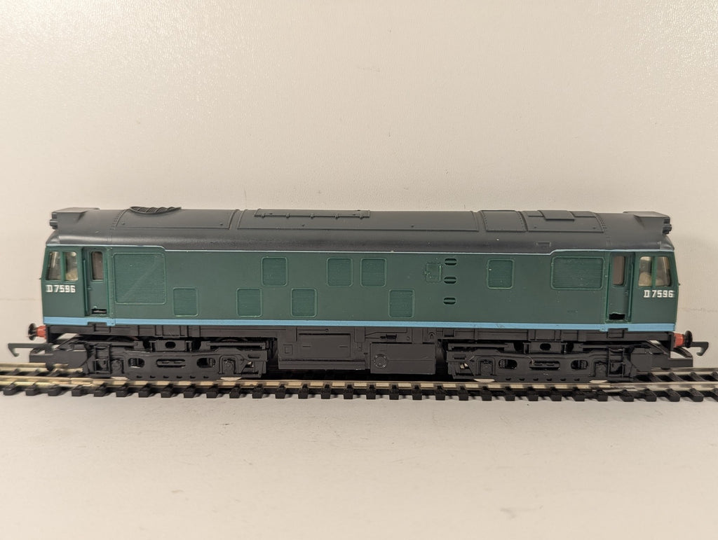 Hornby OO Gauge Class 25 Diesel Locomotive D7596 BR Green R068