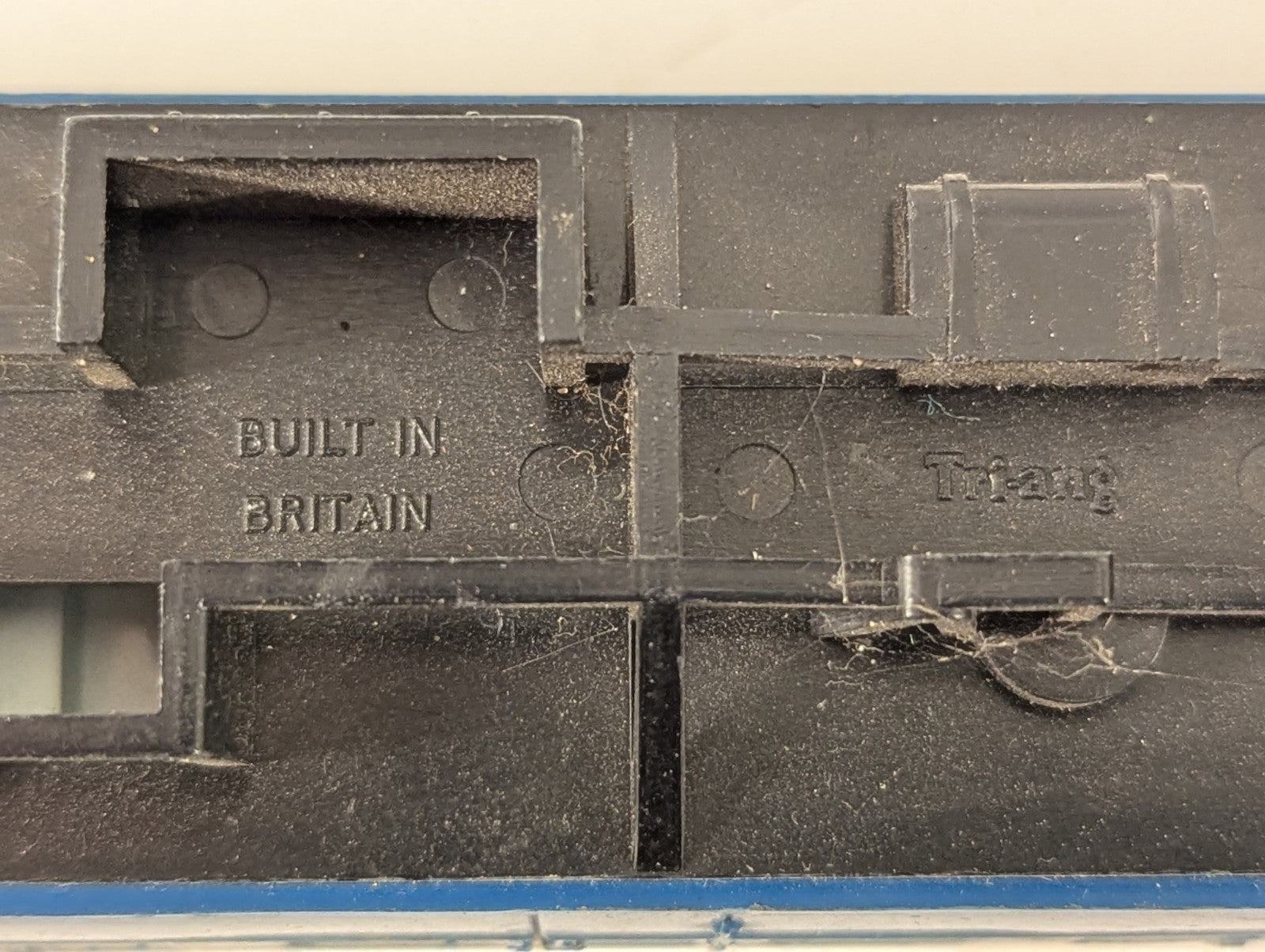 Tri-ang OO Gauge BR Blue MK1 Composite Corridor Coach (Chipped Paint)