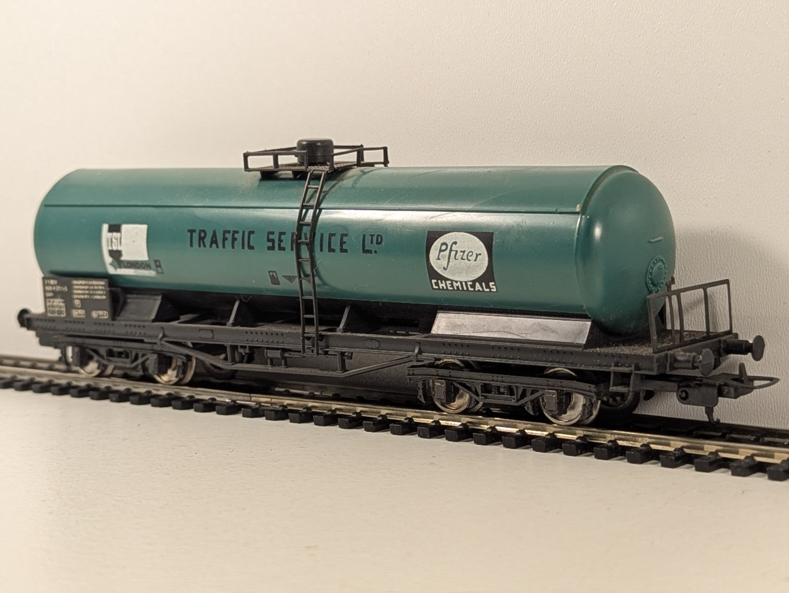 Lima 2911 OO/HO Gauge Traffic Services Ltd / Pfizer Chemicals Bogie Tank Wagon