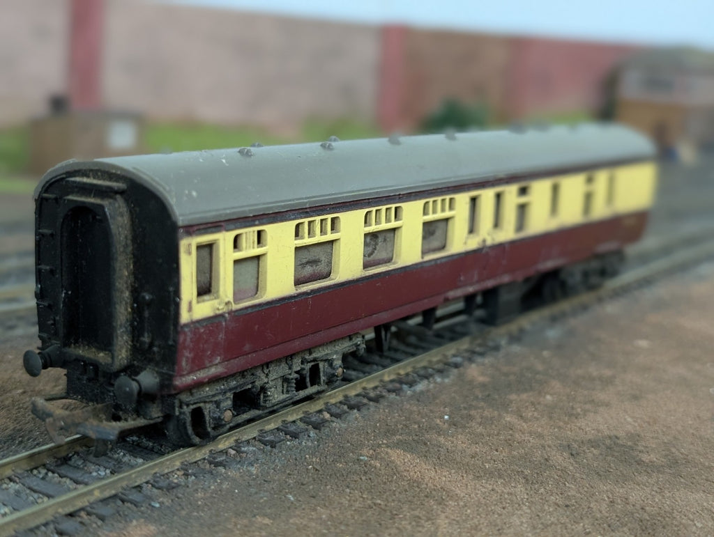 Triang R28/220 Brake Coach Red Crimson And Cream 34002 OO Gauge
