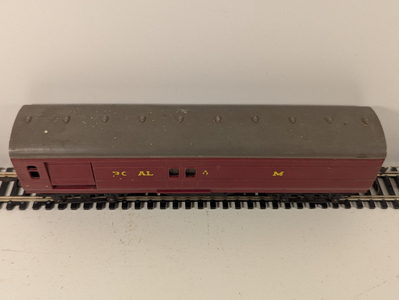 Tri-ang OO Gauge Operating Royal Mail Coach (Lettering Missing)