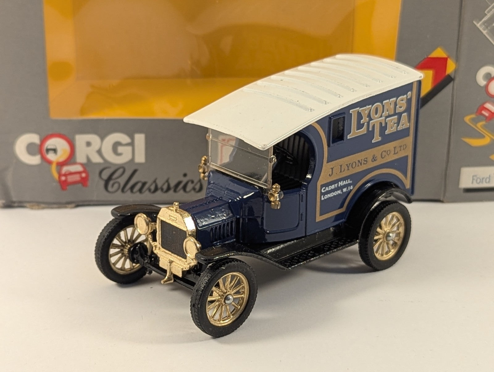 Corgi Classics 865 Ford Model T Van Lyons' Tea