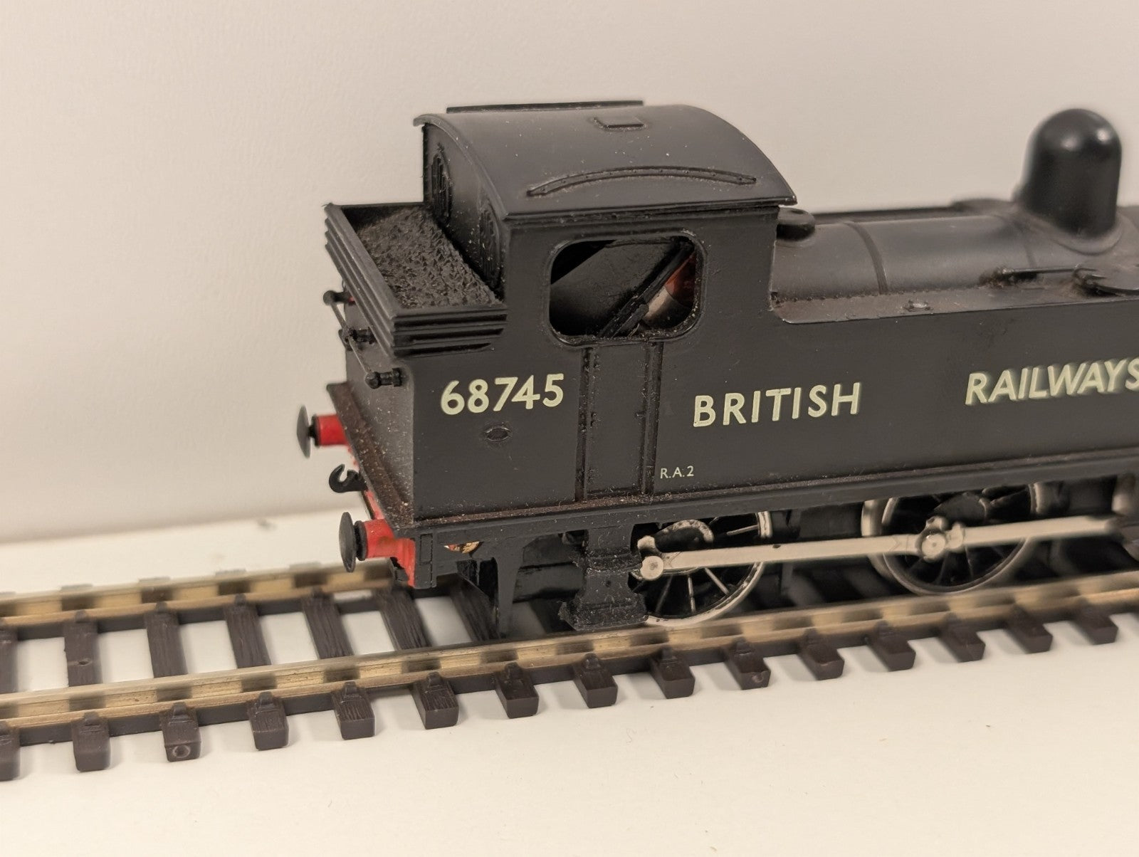Mainline OO Gauge BR Class J72 0-6-0T Tank Locomotive – No. 68745